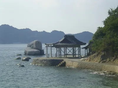 白石の鼻・龍神社と三ツ石